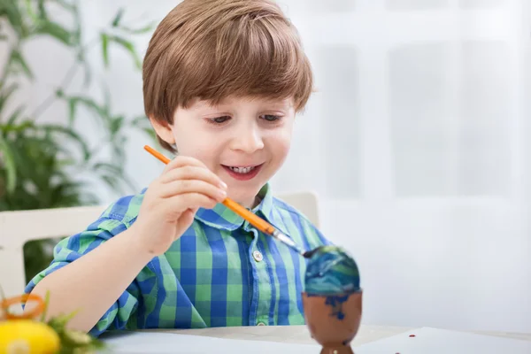 Litet barn målning ägg till påsk — Stockfoto