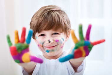 Renkleri ile oynayan gülümseyen güzel çocuk