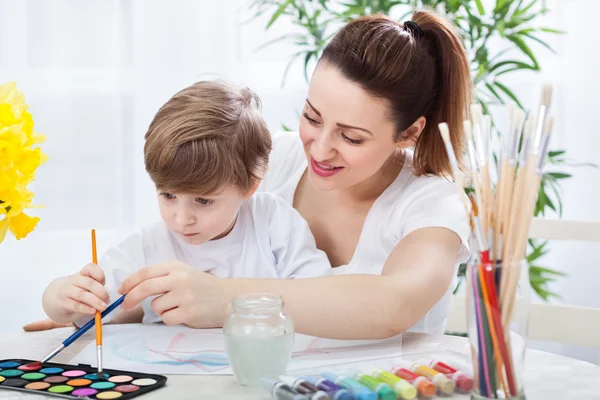 Happy smiling mother and child drawing together — Stock Photo, Image