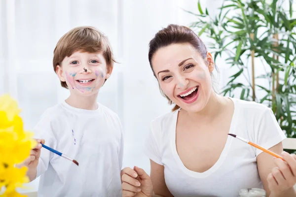 Momentos familiares felizes sorridentes com pincéis e aquarelas — Fotografia de Stock