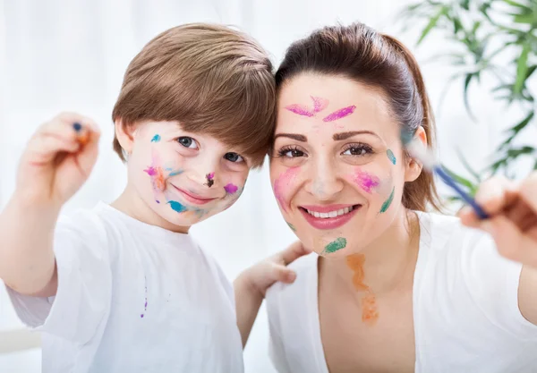 Schattig aantrekkelijke moeder en kind schilderij succes — Stockfoto