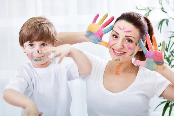 Sonriente adorable familia disfrutar en colores — Foto de Stock