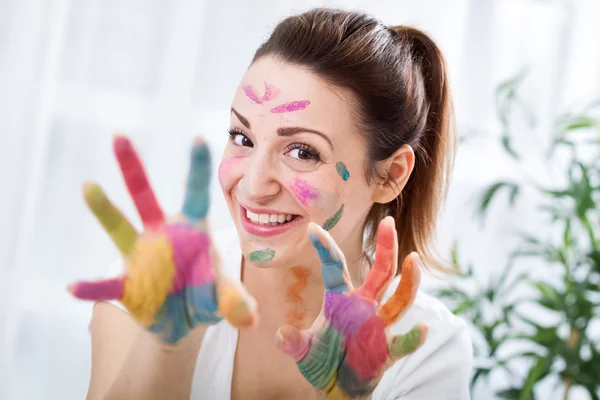Mosolygó vicces vonzó nő, színes kézzel — Stock Fotó
