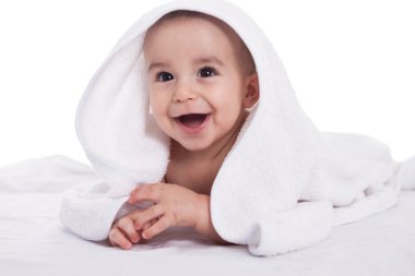Gülümseyen güzel bebek çocuk beyaz havlu ile