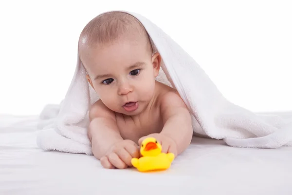 De vreugdevolle momenten Babys met speelgoed na bad — Stockfoto