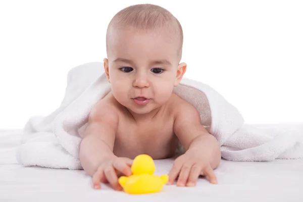 Adorable bebé disfrutar y mirando pato amarillo después del baño — Foto de Stock