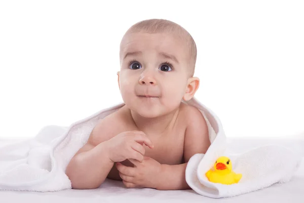 Lindo bebé después de la ducha con pato amarillo — Foto de Stock