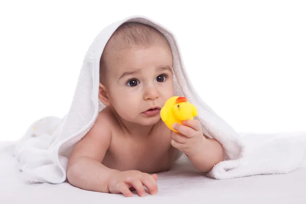 Bebê com pato amarelo isolado em branco — Fotografia de Stock
