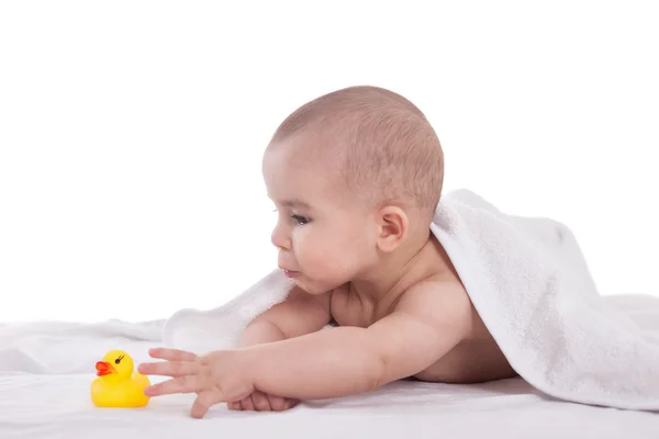 Kleines süßes Baby, das nach der Dusche mit der gelben Ente spielt, isoliert — Stockfoto