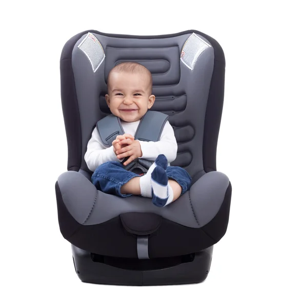 İzole bir araba koltuğuna oturan komik şirin bebek — Stok fotoğraf