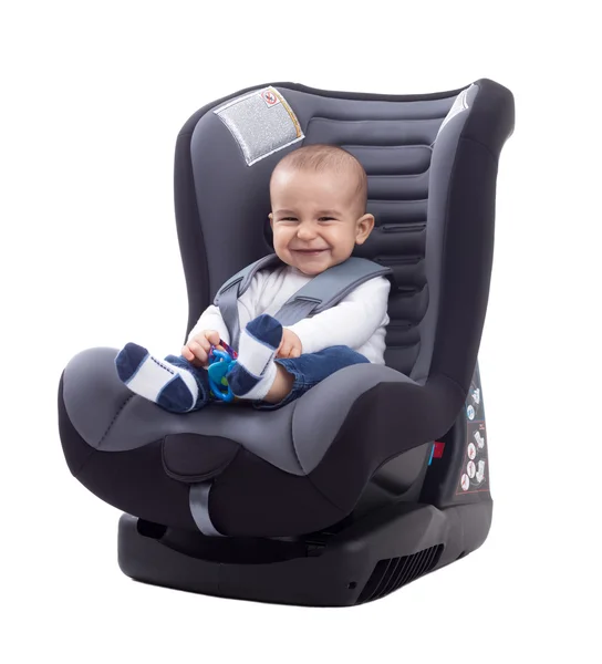 Sonriendo bebé sonriendo y mantenerse a salvo en el asiento del coche —  Fotos de Stock