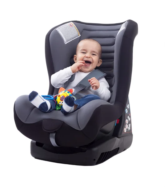 Adorable niño feliz sonriente sentado en un asiento de coche —  Fotos de Stock