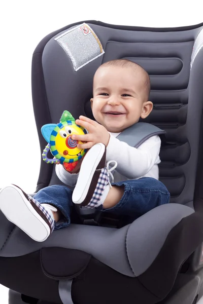 Bayi laki-laki duduk di kursi mobil anak-anak, terisolasi — Stok Foto
