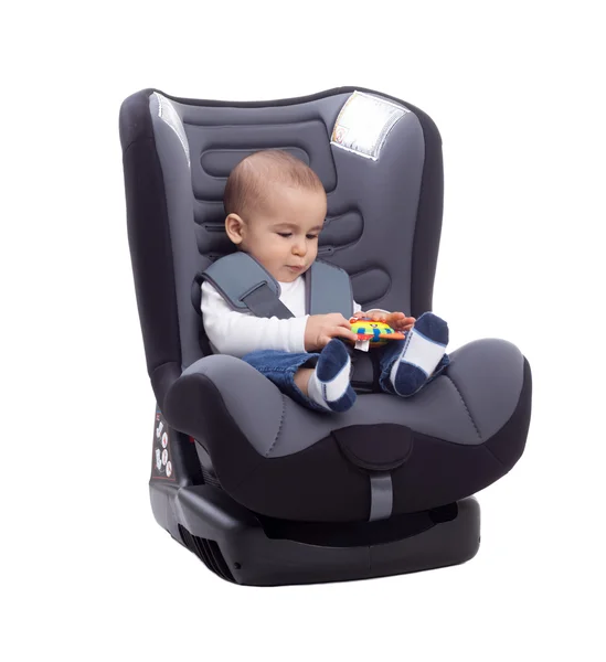 Criança bebê no assento do carro brincando com brinquedo — Fotografia de Stock