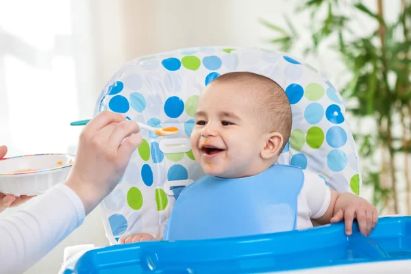 Sorrindo bebê feliz criança gosta de comer — Fotografia de Stock