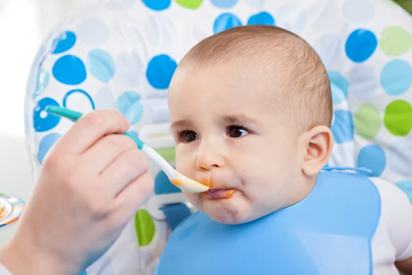 Baby genießt Fütterung — Stockfoto