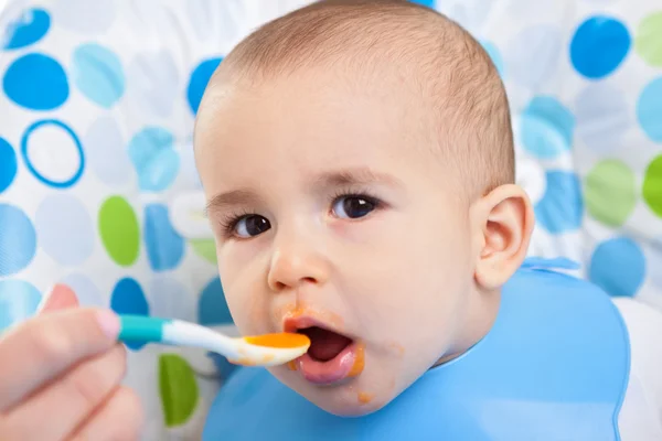 Muito faminto bebê criança — Fotografia de Stock