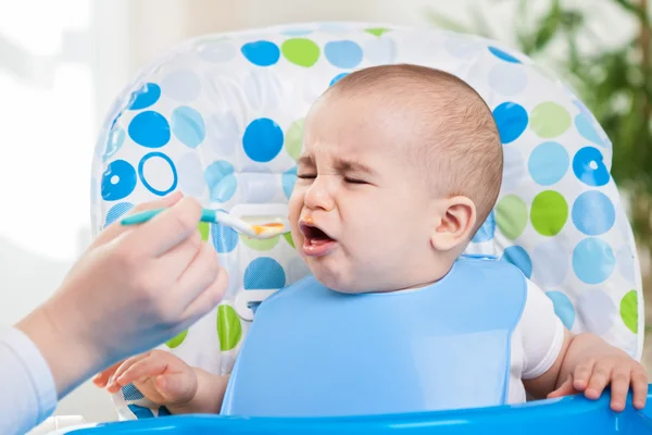 Bebê irritado não gosta de purê de frutas — Fotografia de Stock