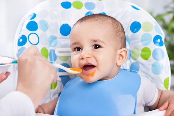 Senyum bahagia bayi makan dengan sendok — Stok Foto