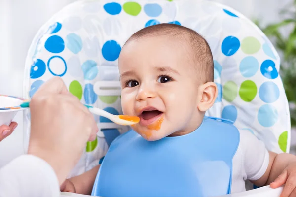 Sonriente bebé feliz comiendo con cuchara —  Fotos de Stock