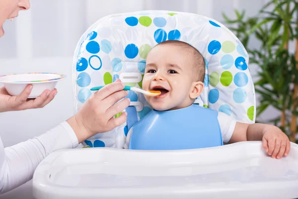 Erkek bebek gülümseyen zevk yemek zamanı — Stok fotoğraf