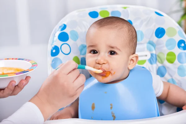 Hermoso niño bebé desordenado — Foto de Stock