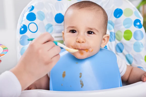 Lindo bebé encantador le gusta hacer lío — Foto de Stock