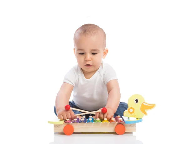 Adorável bebê desfrutar e jogar percussão — Fotografia de Stock