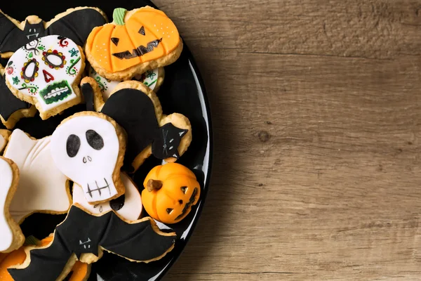 Bonitos biscoitos halloween na placa preta — Fotografia de Stock