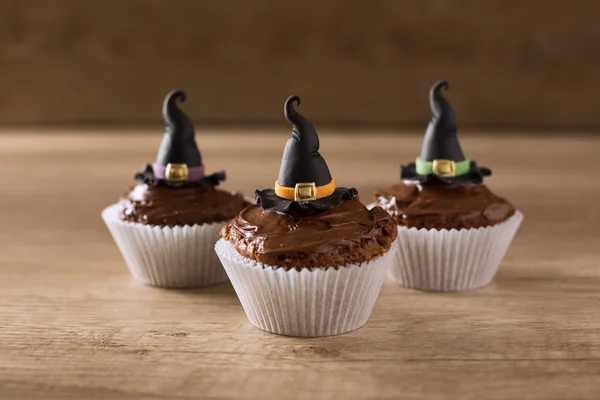 ウィッチ ハット ハロウィーンの休日と 3 つの cupkaces — ストック写真