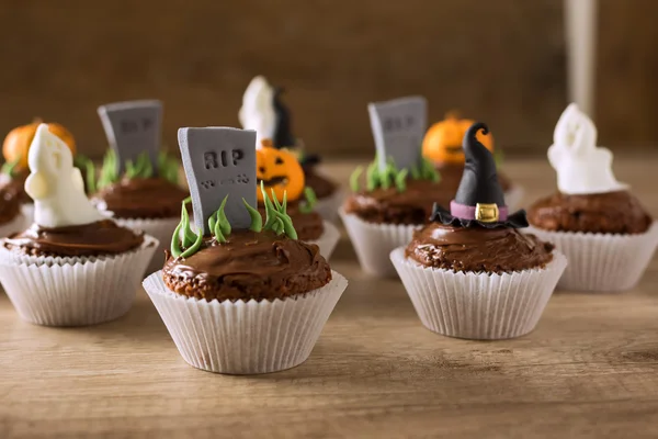 Group of helloween cupcakes on wood table — Stock Photo, Image