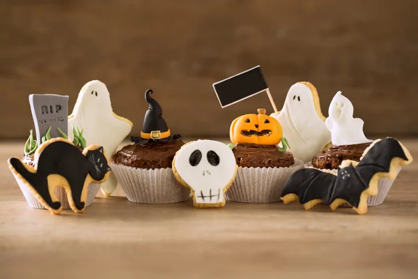 ハロウィンの手作りジンジャーブレッド クッキーやカップケーキ — ストック写真