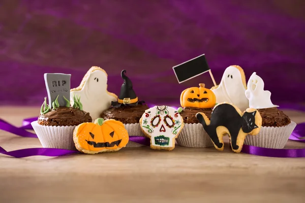 Домашнее печенье и кексы на фиолетовой спине паука — стоковое фото