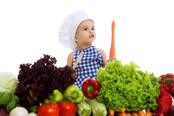 漂亮的小孩男孩戴着有健康食品蔬菜的厨师帽 — 图库照片