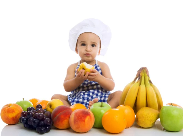 漂亮宝贝做饭吃健康的水果 — 图库照片