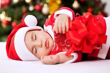 Uyku ve mevcut tutan Noel baba bebek