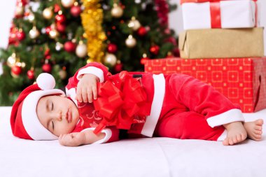 Çocuk Noel Baba uyuyan bebek