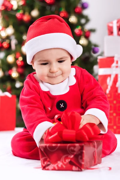 Bambino in costume da Babbo Natale regali aperti per Natale — Foto Stock