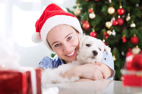 Jolie fille et son chien et belle étreinte pour Noël — Photo