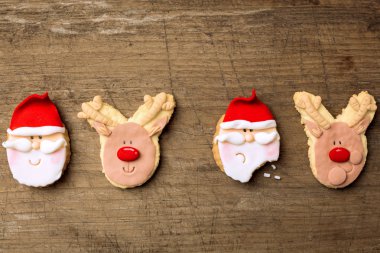 Komik Noel kurabiyeleri Noel Baba ve ahşap arka plan üzerinde Ren geyiği