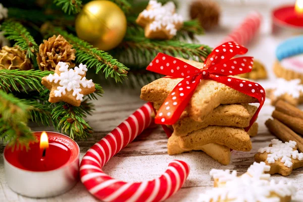 Cookies de tradição festiva com vela de arco e doces — Fotografia de Stock