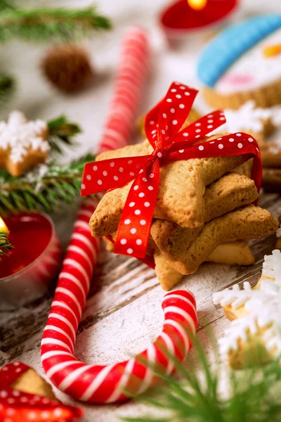 Biscoitos de Natal na mesa de madeira branca — Fotografia de Stock