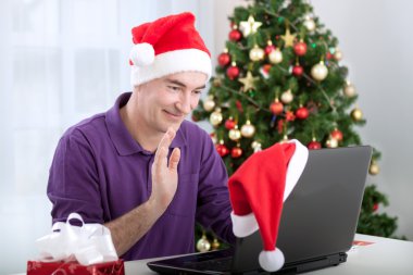 Komuta sizde ailesiyle konuşuyor ve sallayarak santa claus şapka ile