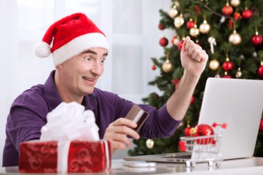 Surpriced online alışveriş ve holding bilgisayar kullanan yaş adam orta