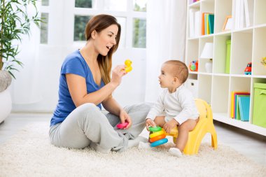 Bebek büyüyor ve çocuk bezi bırakarak