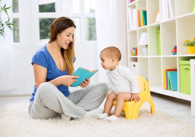 Lazımlık üzerinde oturan ve çocuk hikaye dinleme şirin bebek