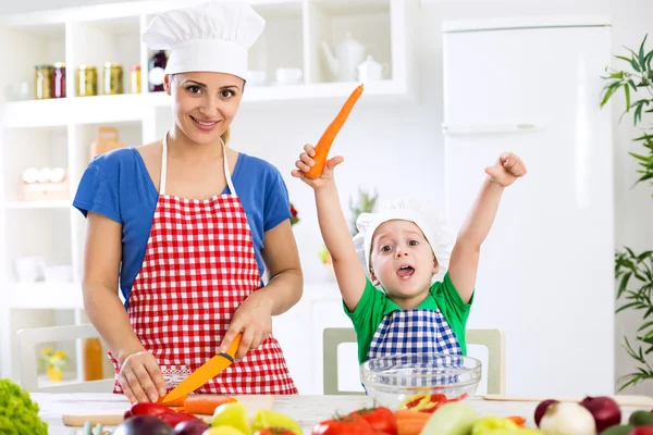 Keluarga bahagia membuat sayuran makanan vegetarian — Stok Foto