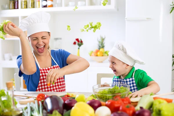 母亲和儿子在厨房食物战争玩得开心 — 图库照片