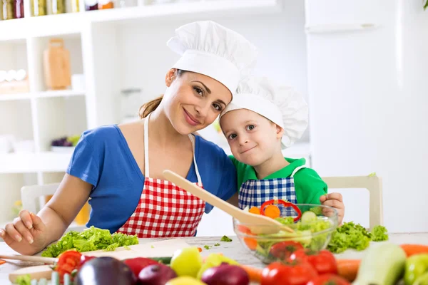 Indah ibu dan anak dua koki di dapur — Stok Foto