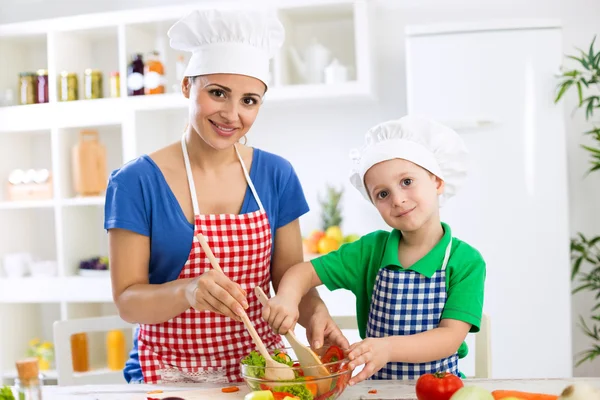 Ibu dan anak-anak memasak bersama — Stok Foto